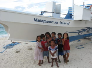 Niños en la isla de Malapascua