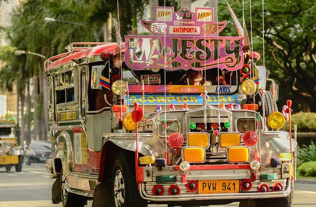 Jeepney, uno de los transportes típicos de Filipinas