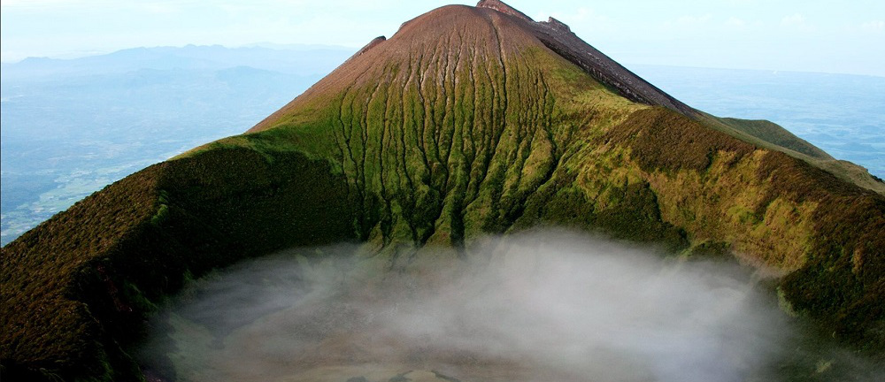 Vista del volcan Kanalon entre los volcanes de Filipinas