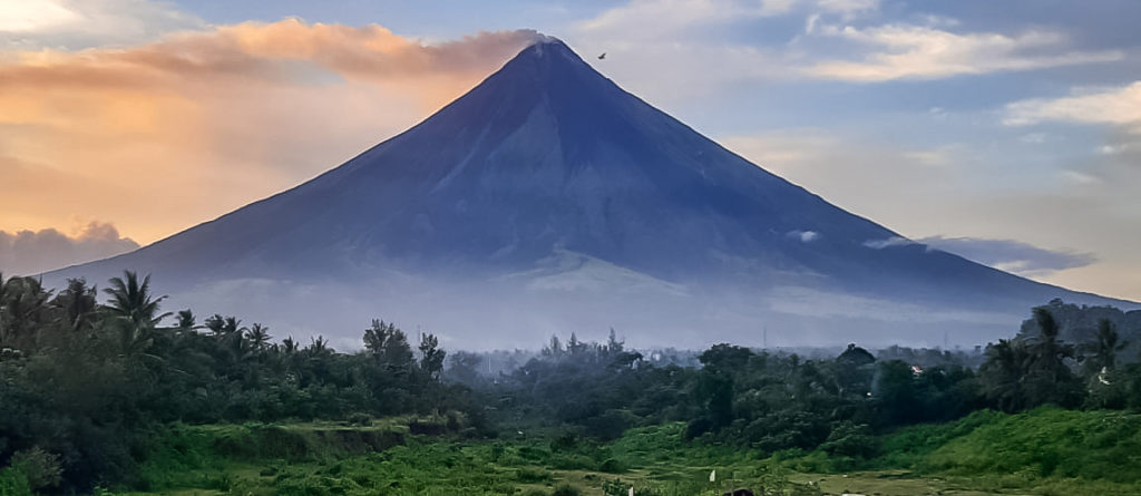 Vista del volcan Mayon entre los volcanes de Filipinas