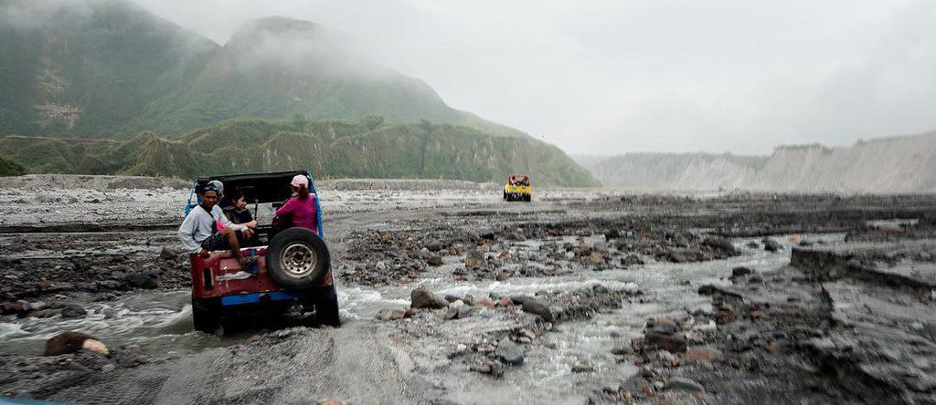 Vista del volcan Pinatubo entre los volcanes de Filipinas