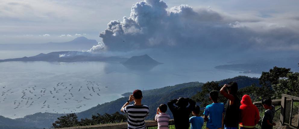 Vista del volcan Taal entre los volcanes de Filipinas